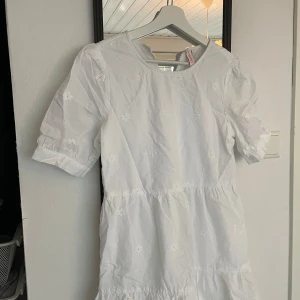 Klänning - Supersöt klänning från Only. Perfekt till student eller midsommar