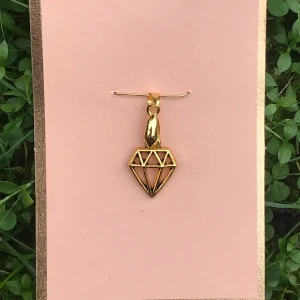 Halsbandshängen - Blandade halsbandshängen 45-65kr st💎🐚🍀🎸