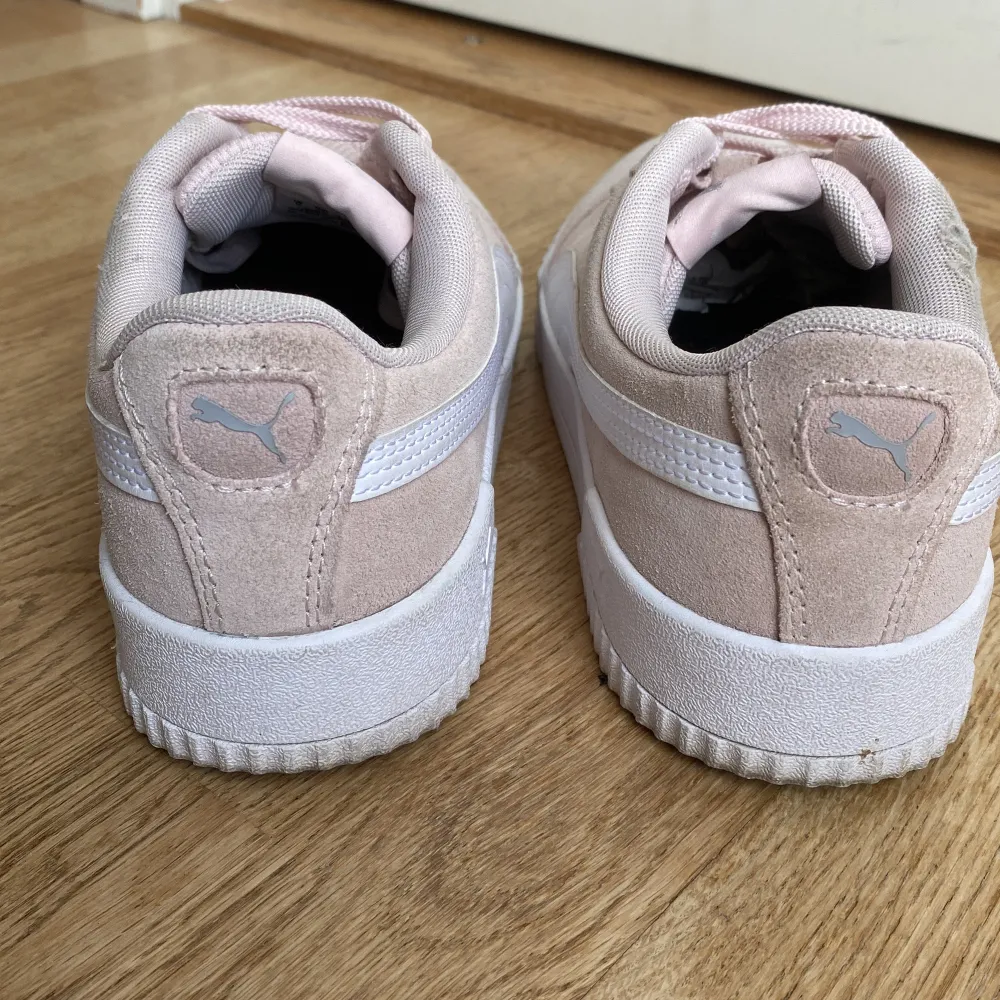 Ett par jätte fina rosa puma sneakers nästa oanvända. Va tyvärr flr små för mig  Skov om ni har frågor 💕  Pris kan diskuteras . Skor.