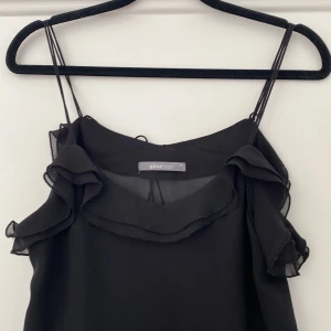 Svart topp - Supersnygg festtopp från gina tricot! 💕 storlek 36 men skulle säga att de är s/m!