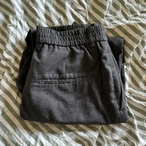 Kostymbyxa - Kostymbyxa från Zara! 💥 Mörkgrå i färgen! Pris kan diskuteras!