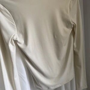 Topp Bikbok - Säljer denna assnygga topp från bikbok då jag köpte fel storlek. Toppen är endast använd vid ett tillfälle. Toppen har tajt passform med öppen rygg! 