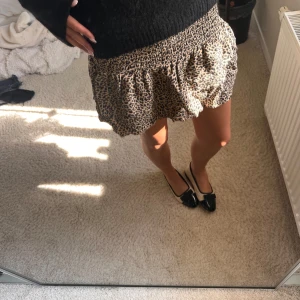 Leopard kjol🤍 - Super söt kjol från zara, med inbyggda shorts i se bild 3. Storlek M men passar mig och jag har xs-s för referens!! 🤍