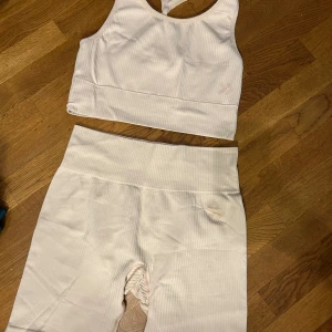 Träningsset - Köpt på Lager157, färgen är ljusrosa