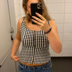 Rutig topp - Superfin rutig topp! Strl S men passar även Xs! Liten söm som gått upp i armhålan men det syns ej vid användning, man kan sy det❤️