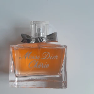 Miss dior parfym! - Köpte parfymen för 900kr i Frankrike. Vill sälja för 700kr. Men priset kan också diskuteras privat. Ger en söt men också lite fruktig lukt. Vill sälja för det är inte riktigt min still. Endast testad ett par gånger och den håller länge. Dessutom så är den äkta! 