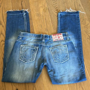 baggy true religion jeans  - Sitter low waist, baggy. Köpta här på Plick, inte så använda av mig. hyfsat bra skick, smått slitage på benöppningen men ingenting som märks. Skriv gärna för mått eller fler bilder💕