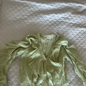 Grön blus - Säljer denna blus eftersom jag inte använder längre. Helt ny används max 2 gånger. Hör av er vid fler frågor😊😊