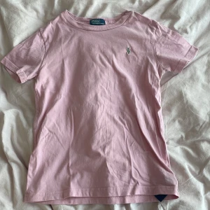 Polo Ralph lauren t-shirt - Polo Ralph lauren T-shirt i väldigt bra skick, strl XS säljer för att den är för liten.