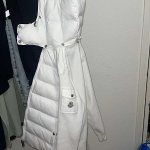 Moncler cardigan  - Använd cirka fem gånger, mycket bra skick. Skriv för mer info/bilder  Storlek S men passar om du har M också 