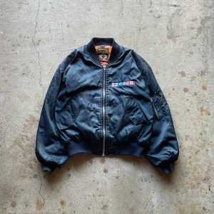 Patch bomberjacket - Ma-1 bomber jacka med patches. Vintage skick utan flaws. Oversized passform.