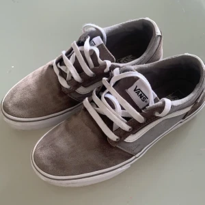 Gråa vans - Säljer ett par slitna och hyfsat smutsiga vans. Det är storlek 37 och är ett bra vardags skor. Har haft de sen i juli månad. Skorna kommer att kosta 150kr tillsammans med en mockaborste. Jag kommer att ge er uppdatering på när jag rengör skorna mer