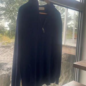 Sayless kashmire hoodie - Säljer nu min riktigt feta hoodie med zip då jag ej fått användning av den på senaste. Sjukt bekväm och varm till hösten. Den är lite nopprig, nypris är 900 kr.