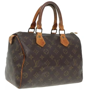 Louis Vuitton Speedy 25 - Louis Vuitton Speedy 25. Ett måste i väskkollektionen! Bra storlek för både vardagsbruk och resor. Perfekt att använda som skol-/arbetsväska. Speedy ger en touch av lyx och stil till varje outfit.