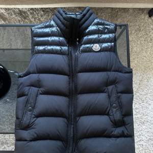 Moncler väst, bra skick. Skavank finns på 5e bilden. Perfekt plagg till hösten.