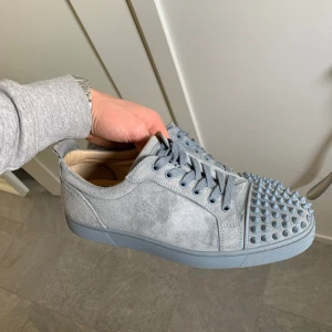 Christian Louboutin  - Hej säljer nu mina fina Louboutin skor!  Skorna är i storlek 42,5 men passar 43 - 8/10  - något smuts stänk på mockan Allt og medföljer box, dustbag och extra spikar mm! Skriv för mer bilder eller om ni har någon fundering!