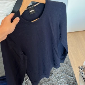 Hugo boss crewneck - Tja säljer denna Hugo boss crewneck då jag knappt använder den längre! Kvaliten är 9/10 och är storlek L, är liten i storlek! Hör gärna av er angående frågor 