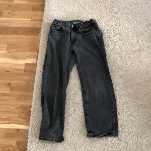 Svarta jeans Lindex  - Mycket bra skick lite skrynklig bara vi kan absolut diskutera priset på denna vara