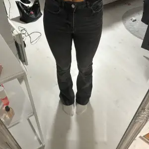 Säljer dessa fina bootcut jeans från zara, kommer tyvärr inte till användning längre, långa i benen. Färgen är grå/svart