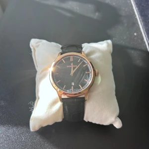 Morris James Klocka - Klocka från Morris i fint skick. Har inte används mer en ett fåtal gånger. Köpt för 1995 kr.  Hör gärna av dig om du har några frågor eller funderingar:) 