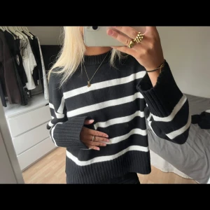 Stickad - Randig stickad från h&m Nypris 400kr aldrig använd 💕