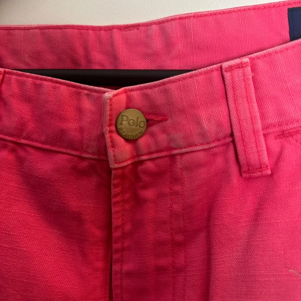 Rosa shorts från Ralph Lauren. Använd fåtal gånger. Fint skick. Storlek 32/32. Shorts.