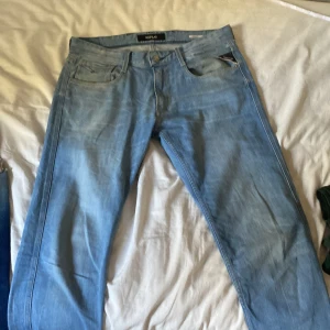 Replay anbass jeans  - Strlk W32 L34. Aldrig använda förutom när ja prova dom på, dom är för stora för mig så där av säljer ja dom skriv privat om ni har frågor elr så 