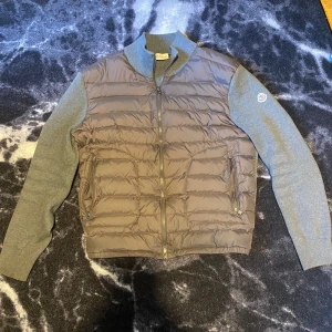 Moncler cardigan - Den är äkta men har inget äktenhetsbevis då jag köpte den på plick. Kan också gå ner i pris vid snabb affär (inga skambud). Inte använd alls mycket. Storlek Large men passar även Medium