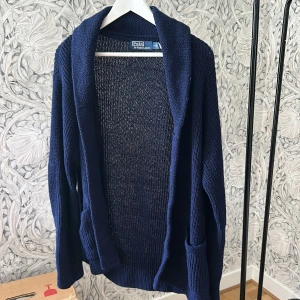 Ralph lauren cardigan  - Säljer denna feta cardigan som är helt ny, skick 10/10. Nypris 6999kr mitt pris 3499kr. I storlek M men passar både m och s. Hör av er vid frågar🙌🙌