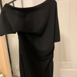 Svart klänning med detalj  - En jätte fin och oanvänd klänning med detalj på kanten. Ny skick utan prislapp 