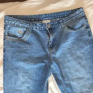 Säljer dessa snygga lowaist bootcut jeans från X-mail!💘 (Jag har sprättat upp byx kanterna längst ner först dom var för korta på mig) Storlek (40) Använt dom endast 1 gång. Skriv privat för eventuella frågor!