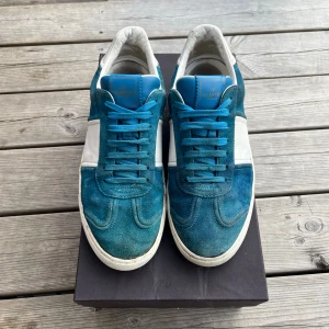 Valentino flycrew  - Storlek 42, 3 nitar borta. Endast og dustbag som medföljs. Byten funkar 