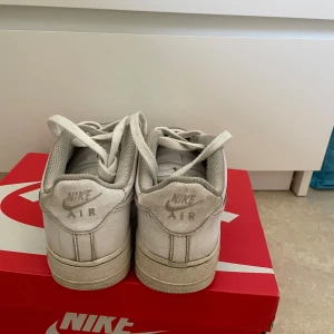 Air force 1 - storlek 38 , kommer inte med originella lådan. Andvändes mycket .