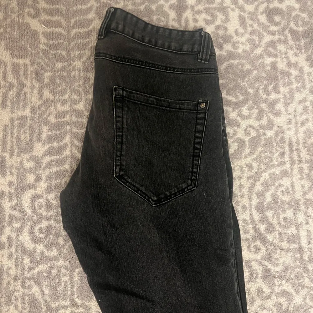 Feta svarta jeans  nu för vintern, strl 32/32 och är regular fit. Hör av dig vid minsta frågan😄. Jeans & Byxor.