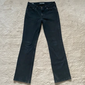 Levis Jeans - Säljer dessa superfina Levis jeans i storlek W27 och innerbenslängd 81cm. Modellen heter Low waist boot. De är använda men i bra skick. Säljer då de är lite korta på mig💕