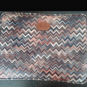 Missoni x Brics datorfodral - Ett jättefint flerfärgat laptop fodral med det klassiska missoni printet. I väldigt bra skick med inga anmärkningar. Perfekt till skolstarten. 13 tum, 37x28 cm.