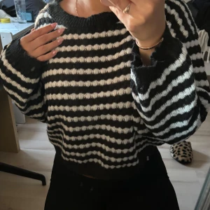 mysig tröja  - jättemysig tjocktröja i storlek s, bra skick och perfekt nu till hösten!!  kom gärna privat för mer info och bilder💗💗