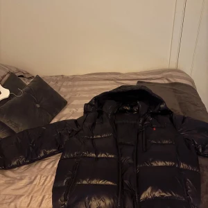 Helt ny polo Ralph lauren jacka   - Säljer denna jacka som nu är perfekt för vinter säljer denna jacka pga den är alldeles för stor för Mig ny pris ligger på mycket mer och denna är helt ny endast testad hemma 