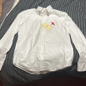 Arigato skjorta - HELT NY ENDAST TESTAD! köpt på Arigato pop up butik i Jönköping! Kvitto finns!