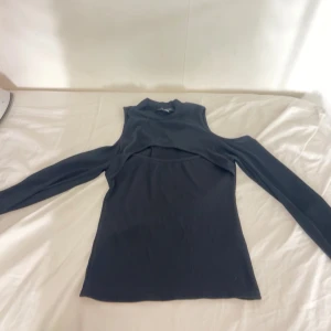 Tröja svart  - Säljer denna tröja har alldrig använt den i färgen svart ser mörkblå ut men är svart. Ljuset fick det o de lite blått ut