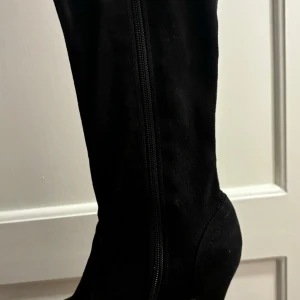 Boots  - Säljer dessa knähöga boots med klack då de ej kommer till användning längre. Använda men fortfarande väldigt fina, normala i storleken men dragkedja på sidan. Hör av er vid frågor 💕