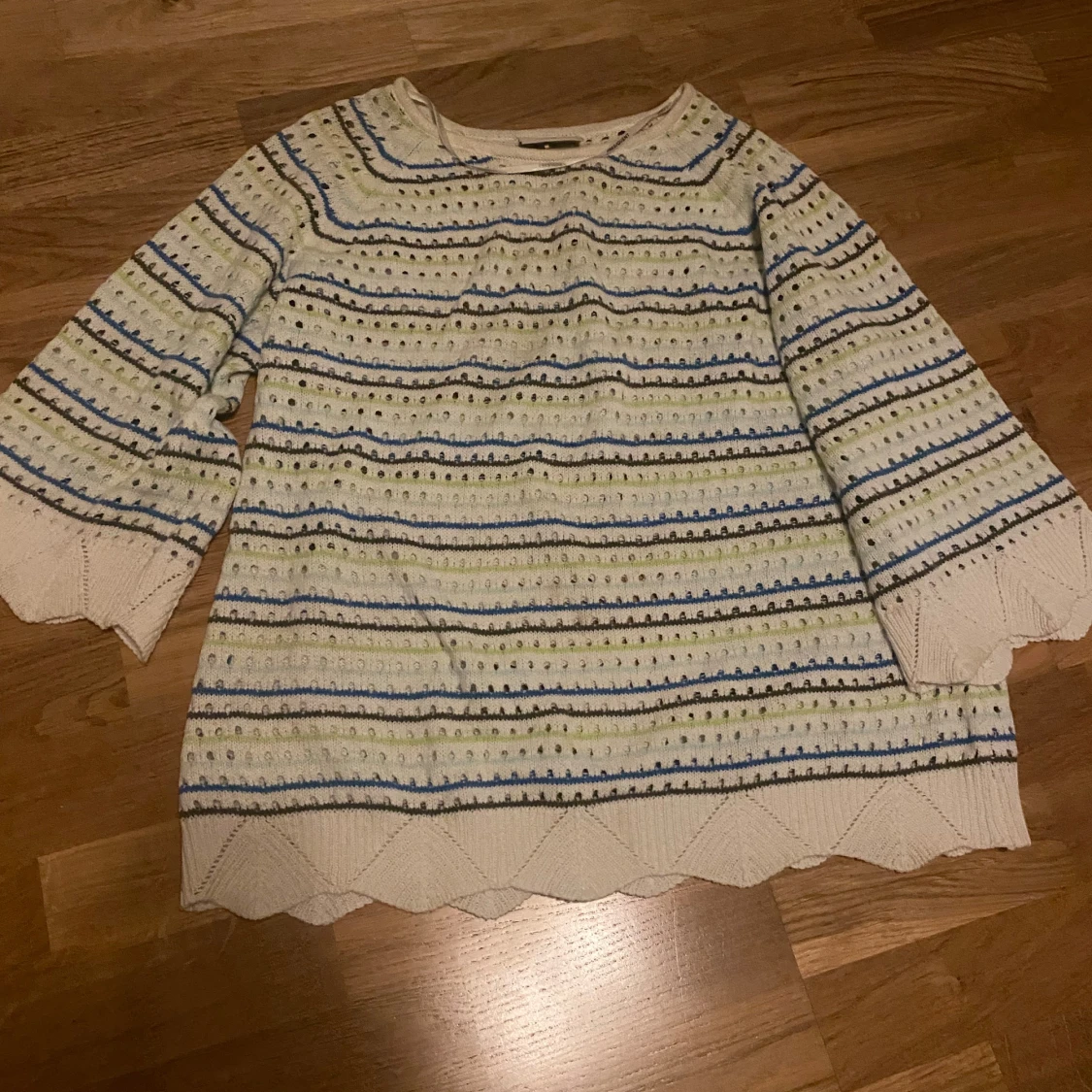 Gullig virkad/stickad tröja