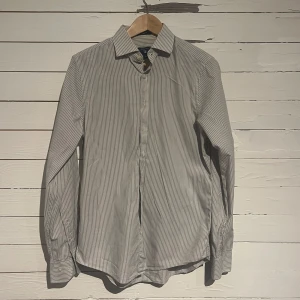 Randig Gant skjorta (M) - Säljer nu denna randiga Gant skjorta för 99kr! Den är i storlek M och är i mycket bra skick. Pris kan diskuteras, hör av dig vid funderingar!😁