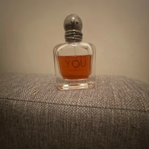 armani parfym - säljer en stronger with you intensly parfym! Ungefär 40 av 50ml  kvar perfekt nu till vintern parfymen har doften av vanilj priset är ej hugget i sten men kan inte gå så mycket lägre💯💯