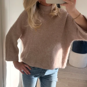 H&m mohairtröja - Sååå fin stickad tröja från h&m i Mohair😍 sparsamt använd 