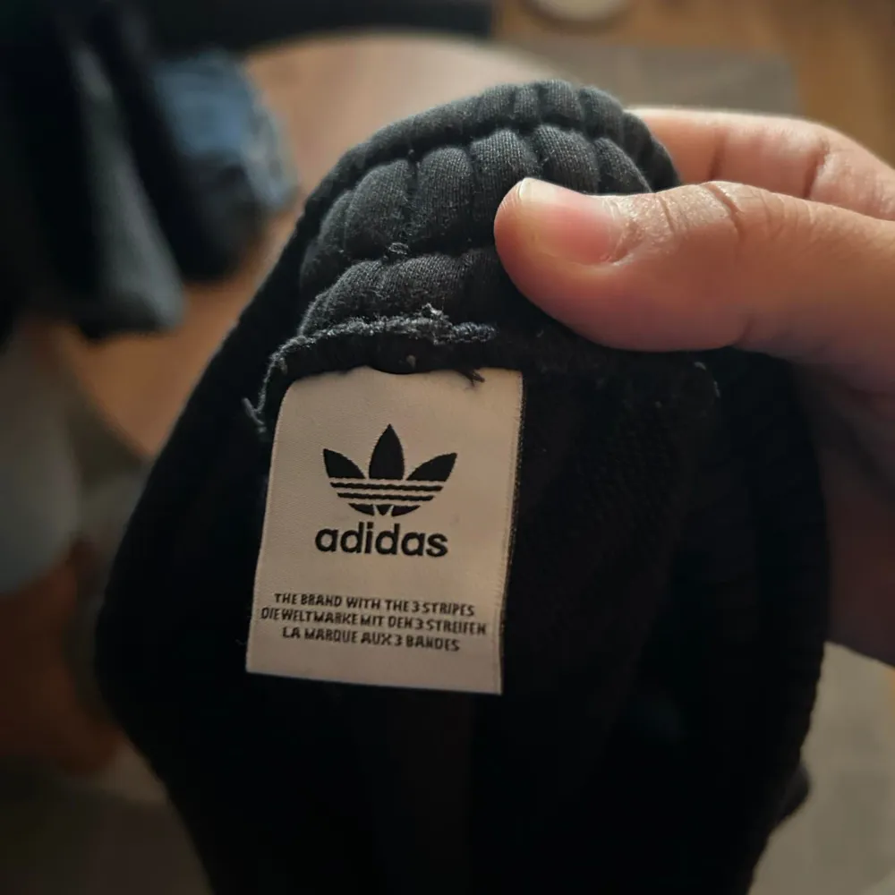 Svart adidas mjukisbyxor. Jeans & Byxor.