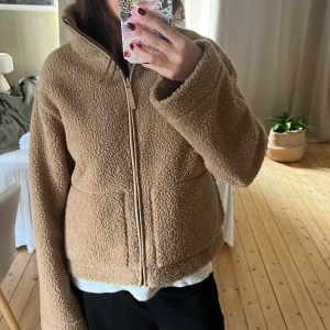Fleece  - Säljer nu denna fleece/teddyjacka ifrån H&M. Skitsnygg nu till hösten men kommer dessvärre inte till användning, storlek s men passar mindre och större! Använd 1 gång 