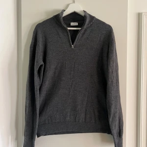 John Henric Ziptröja - Säljer min Zip-tröja från John Henric i 100% Merinoull. Varm och stilren perfekt nu till hösten. Tröjan är i utmärkt skick utan några defekter. Den är Storlek L men passar M. Tveka inte på att höra av dig vid frågor.
