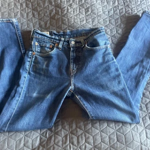 Levis premium jeans - Ett par blåa levis company jeans som jag inte använder längre, dem är i ett väldigt bra skick 8/10. W28 L30. 200kr men kan alltid diskuteras vid snabb affär.