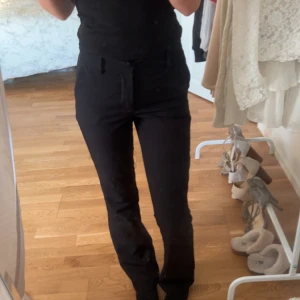 Kostymbyxor ifrån bikbok  - Fina kostymbyxor från bikbok de är Midwaist och i bra skick perfekt i längden, är 165.💕